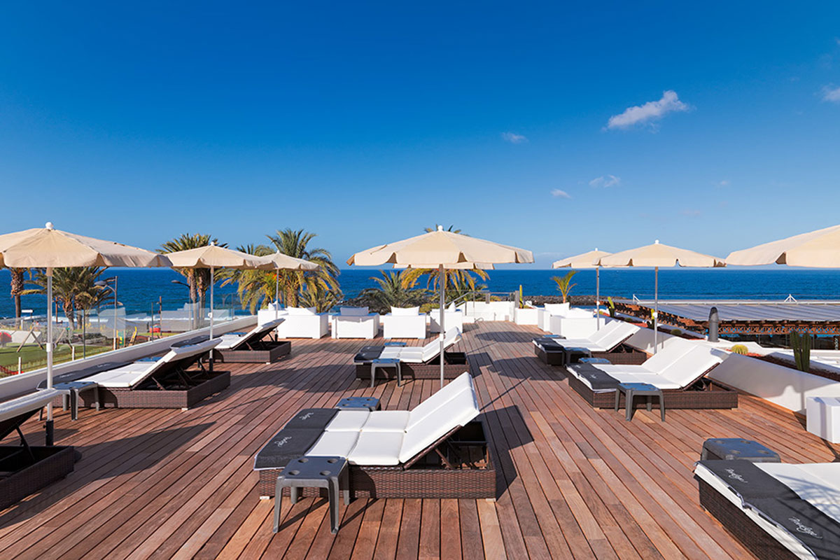 Sdraio e ombrelloni sul terrazzo con vista mare a Tenerife.