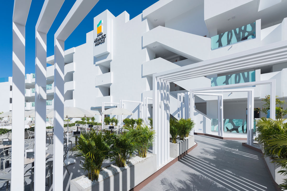 Edificio bianco con logo Atlantic Mirage e vegetazione a Puerto de la Cruz.