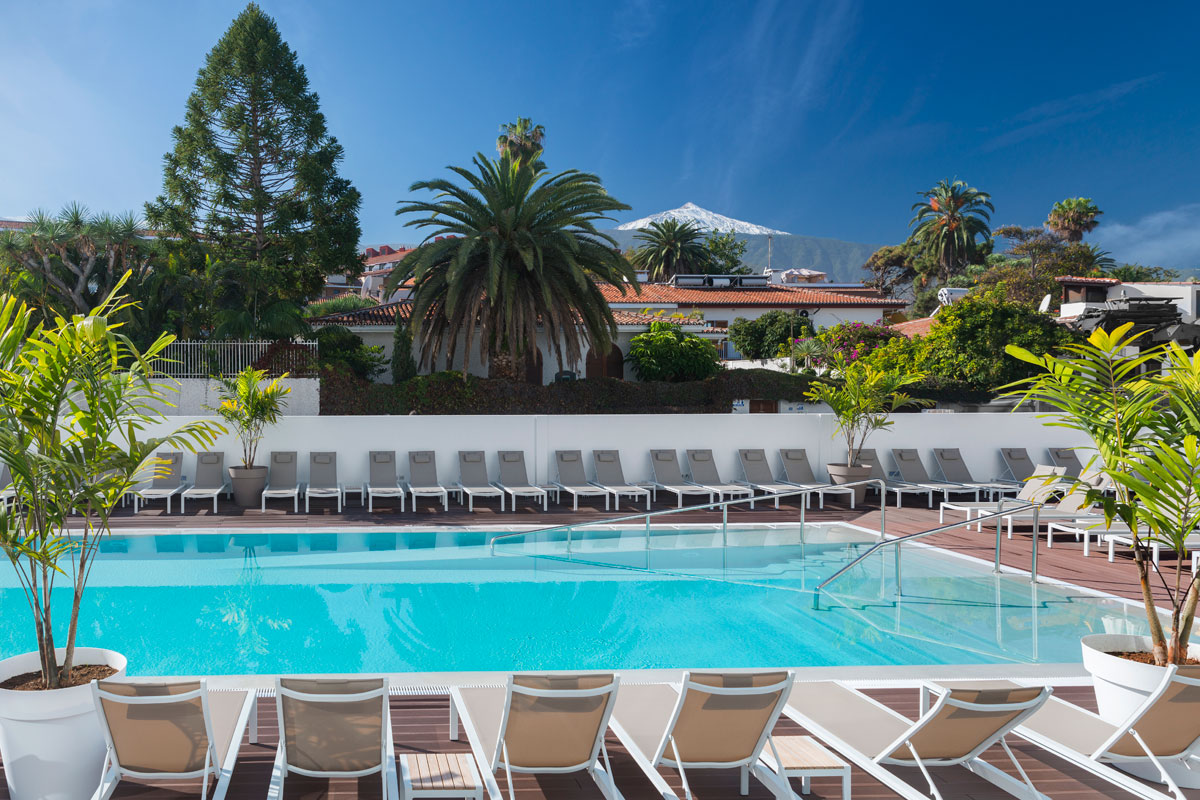 Piscina con sdraio e palme, Monte Teide sullo sfondo, Tenerife.