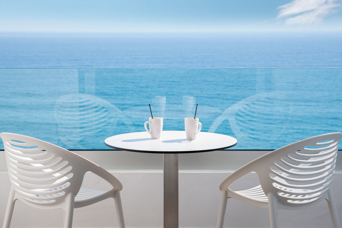 Tavolo con due tazze di caffè e vista mare a Tenerife.
