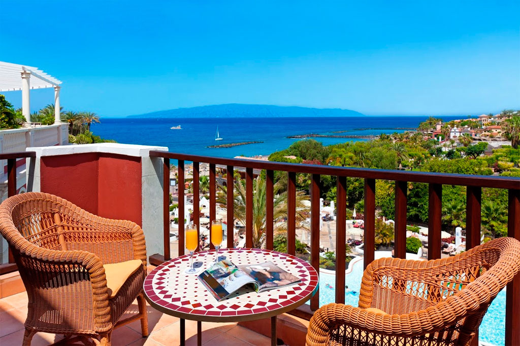 Vista mare dalla terrazza con tavolo e sedie a Costa Adeje, Tenerife.