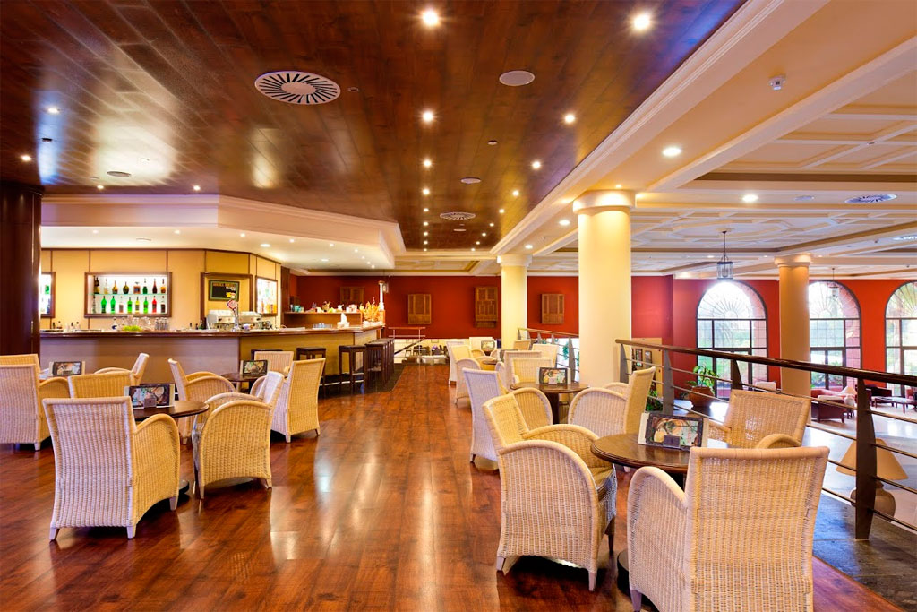 Sala con tavoli e sedie di vimini vicino al bar, Tenerife.