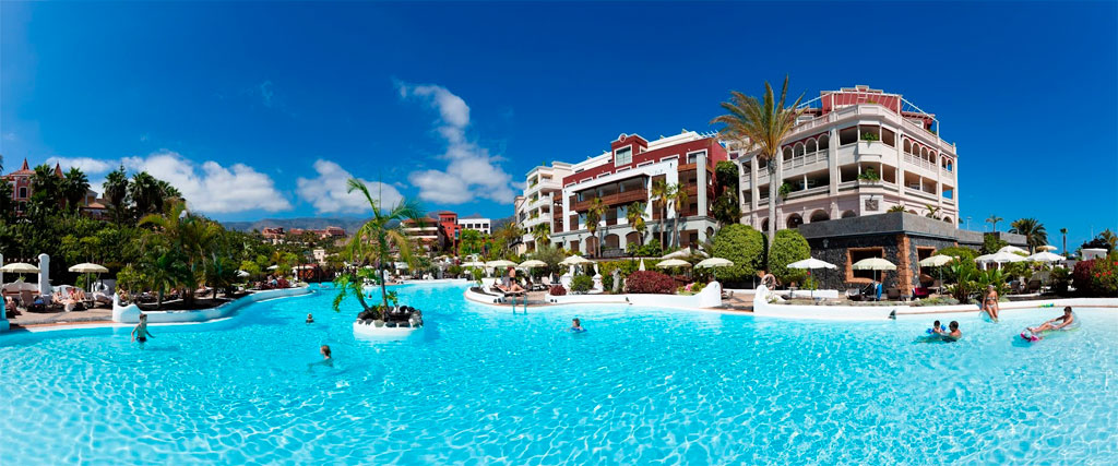 Piscina e hotel con palme a Costa Adeje, Tenerife.