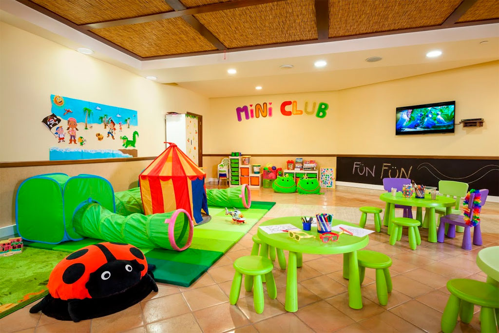 Sala giochi per bambini con giocattoli e tavoli colorati a Tenerife.
