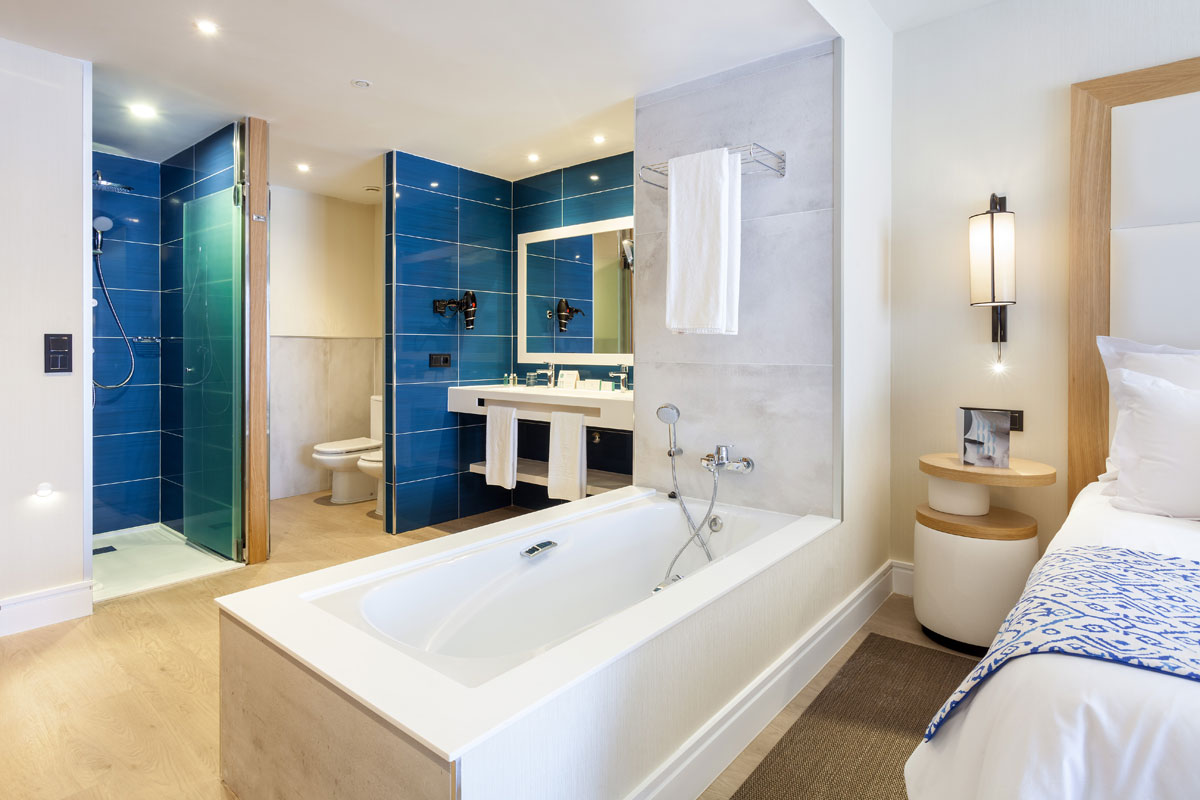 Bagno moderno con vasca, doccia e lavabo in hotel a Tenerife.