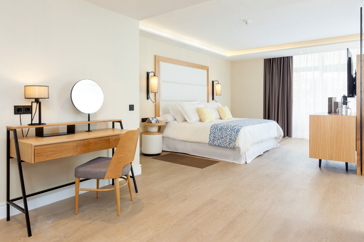 Camera d'albergo moderna con letto matrimoniale e scrivania a Tenerife.