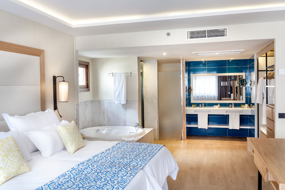 Camera d'albergo a Tenerife con letto, vasca da bagno e bagno moderno.