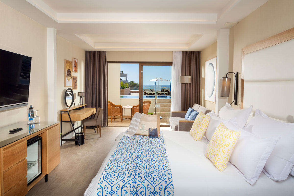 Camera d'hotel a Tenerife con letto matrimoniale, terrazza e vista mare.