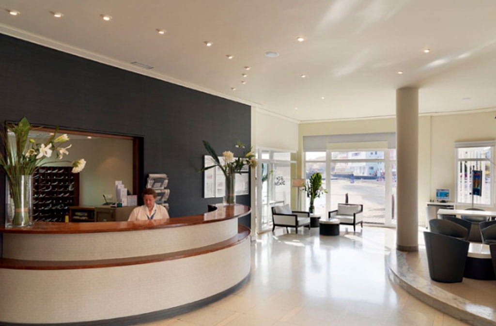 Reception dell'hotel a Tenerife con una persona al banco.