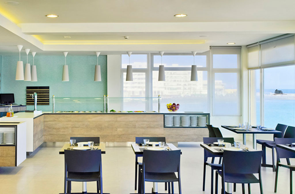 Ristorante moderno con vista sull'oceano a Tenerife.