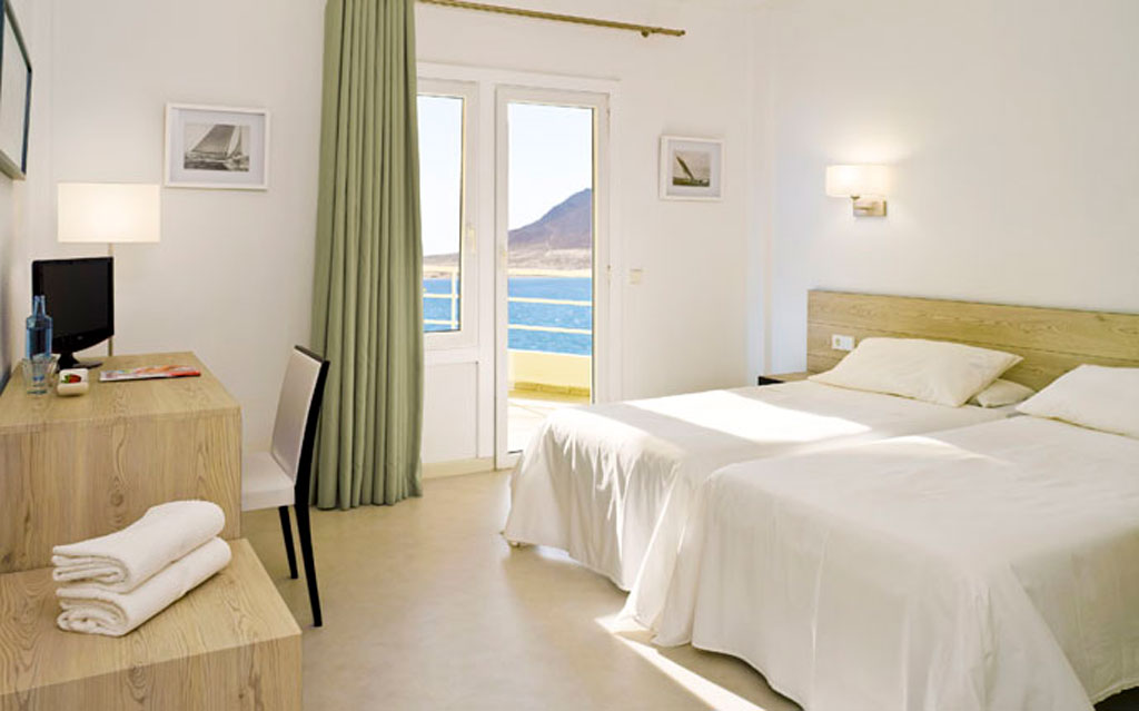 Camera d'albergo a Tenerife con vista sul mare dall'ampia finestra.
