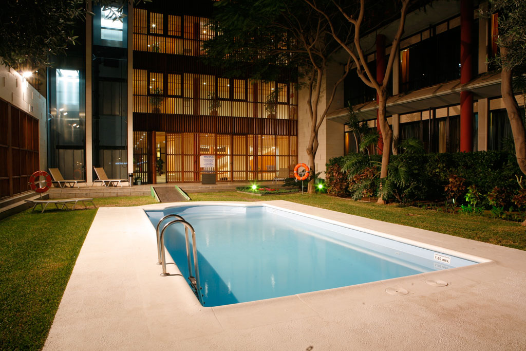 Piscina esterna di notte in un hotel a Santa Cruz de Tenerife.