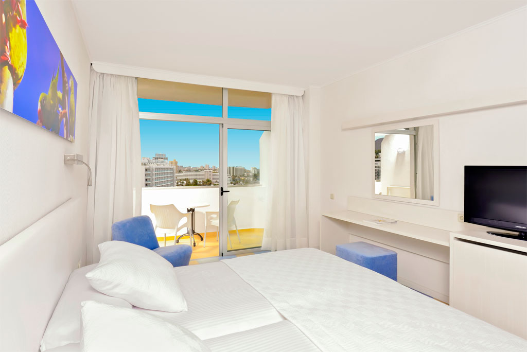 Camera d'hotel a Tenerife con letto, terrazza e vista sulla città.