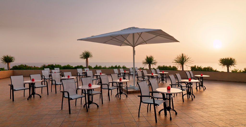Terrazza con sedie e tavoli al tramonto a Puerto de la Cruz, Tenerife.