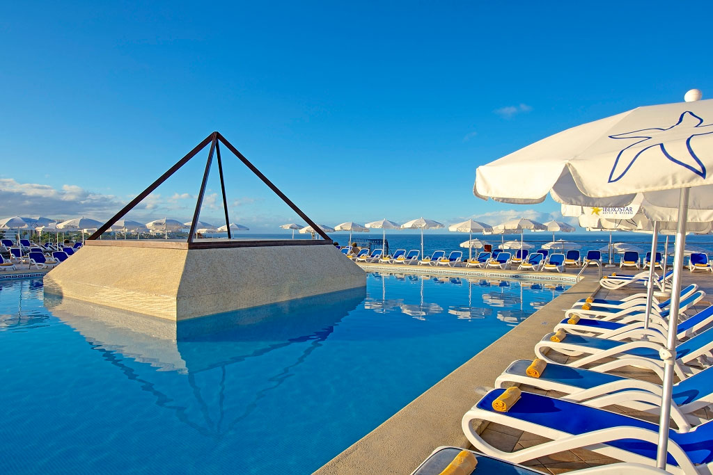Piscina con ombrelloni e sdraio presso Iberostar a Costa Adeje, Tenerife.