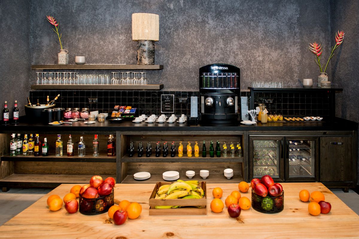 Buffet con frutta, bevande e macchina da caffè a Santa Cruz de Tenerife.