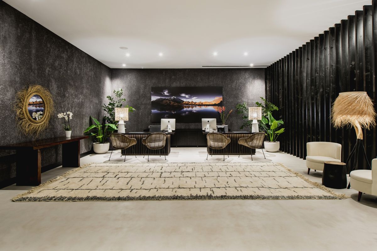 Sala d'attesa moderna con scrivanie, sedie e piante a Tenerife.