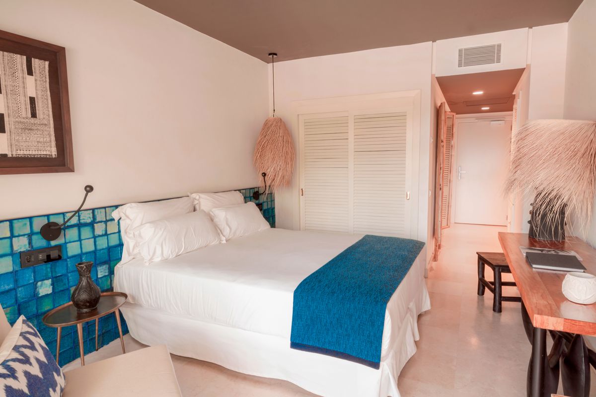 Camera da letto con letto matrimoniale, coperta blu e decorazioni moderne a Tenerife.