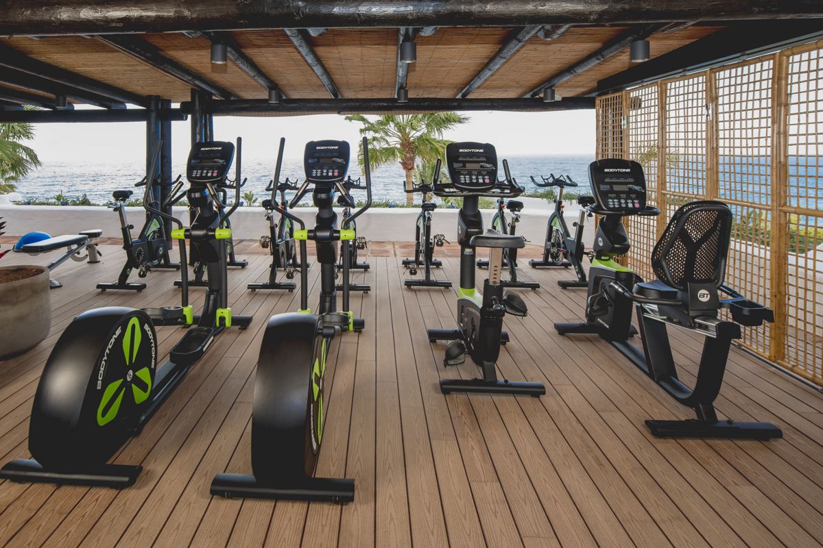 Biciclette da palestra all'aperto con vista sull'oceano a Tenerife.