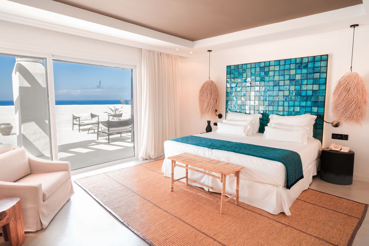 Camera con letto matrimoniale, decorazione blu, vista sull'oceano a Tenerife.