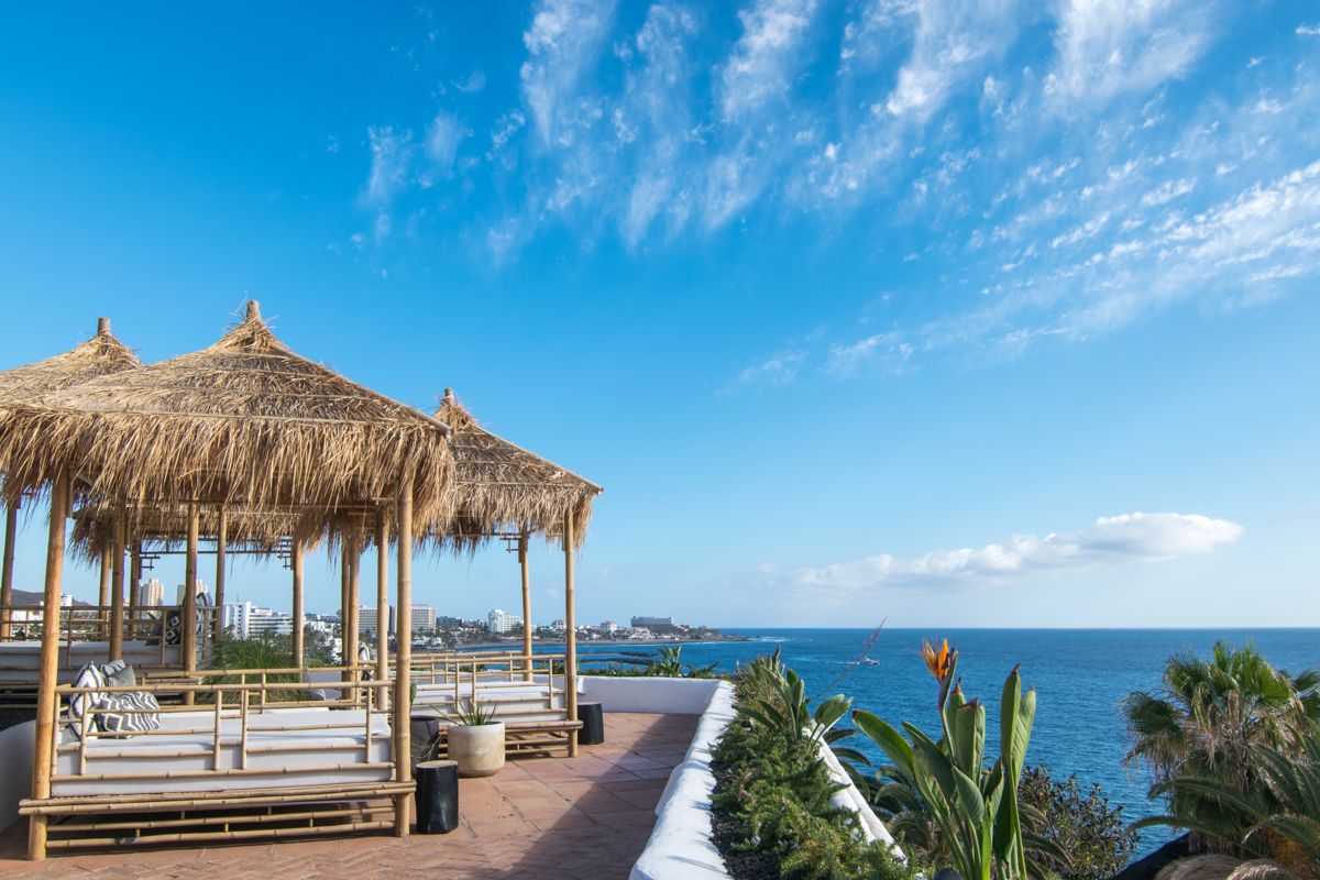 Gazebo di bambù con vista sull'oceano a Tenerife.