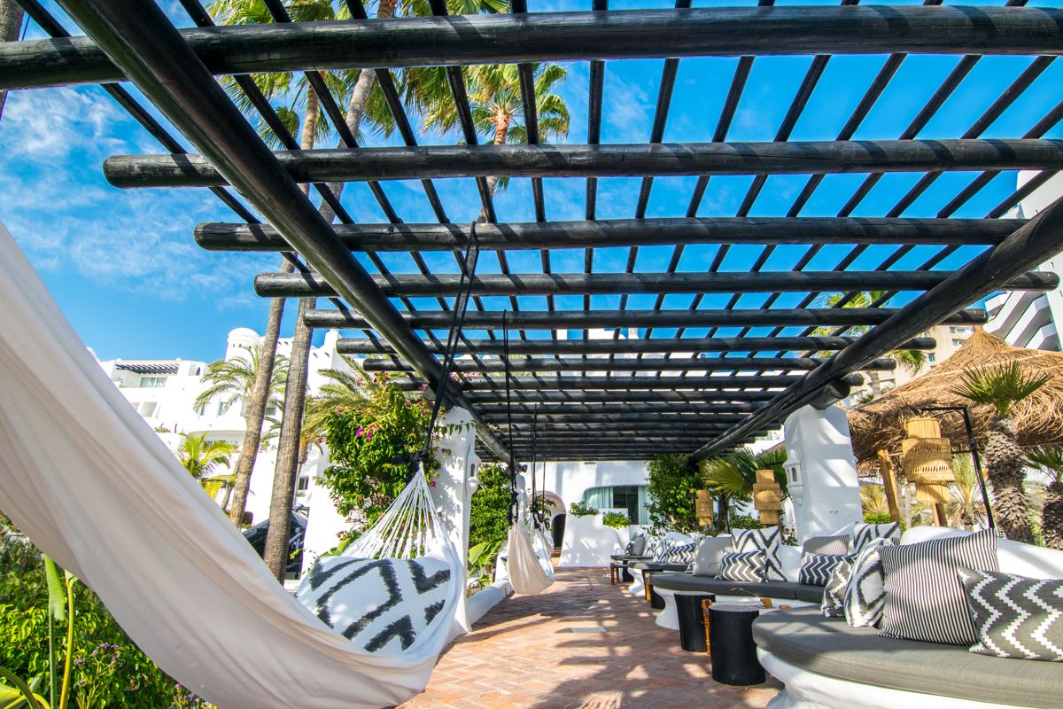 Area relax con amache e palme in un hotel a Tenerife.