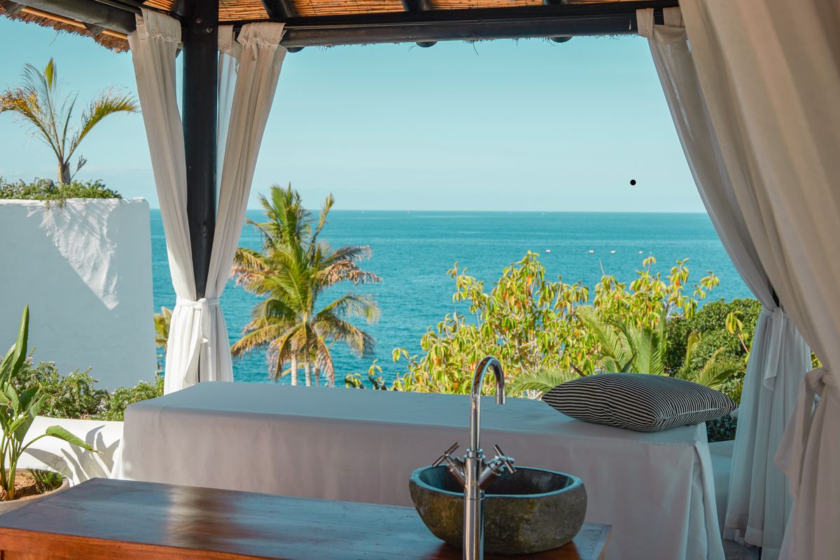 Vista sul mare da un gazebo con palme a Tenerife.