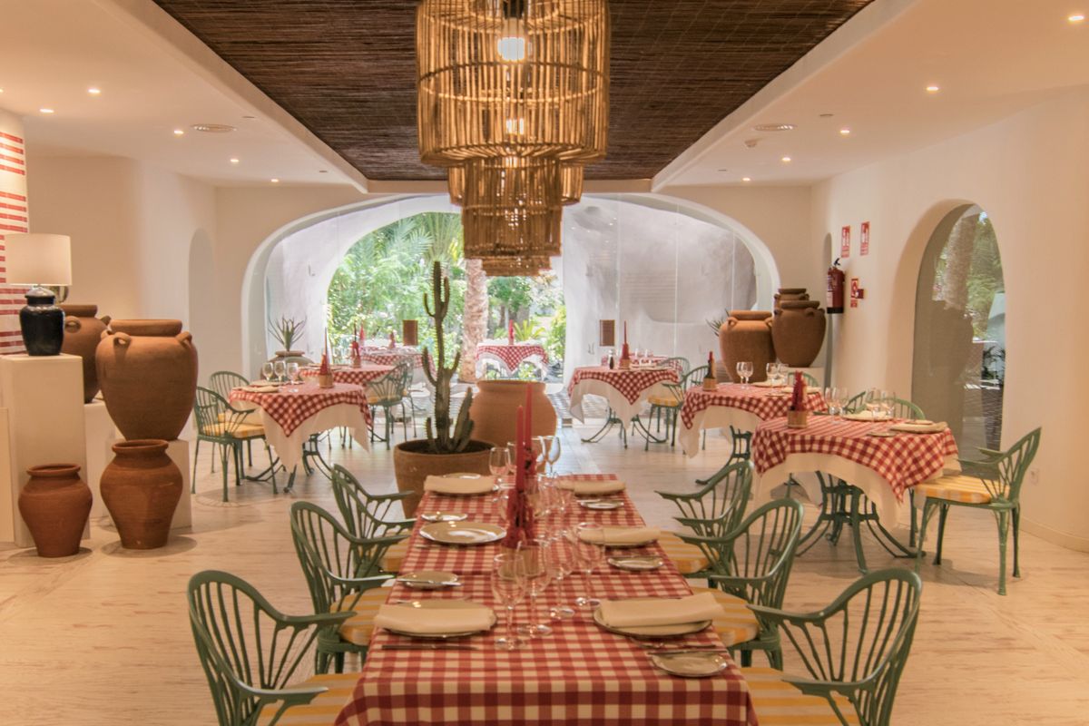 Ristorante a Tenerife con tavoli apparecchiati e decorazioni rustiche.