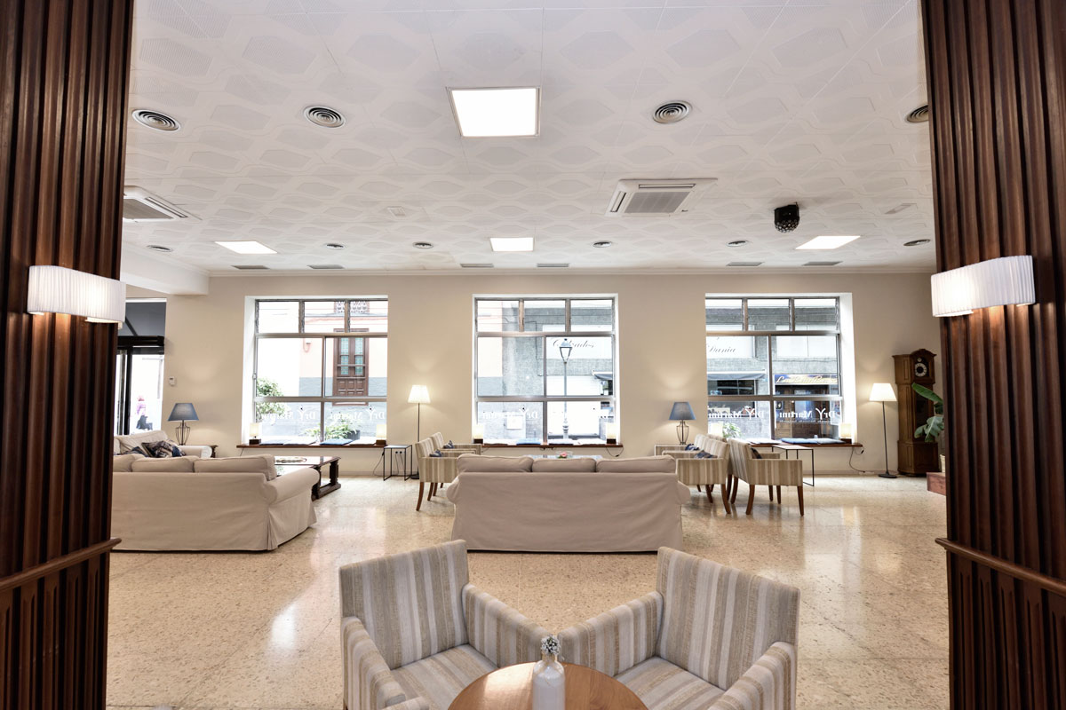 Sala d'attesa luminosa con divani e sedie a Santa Cruz de Tenerife.
