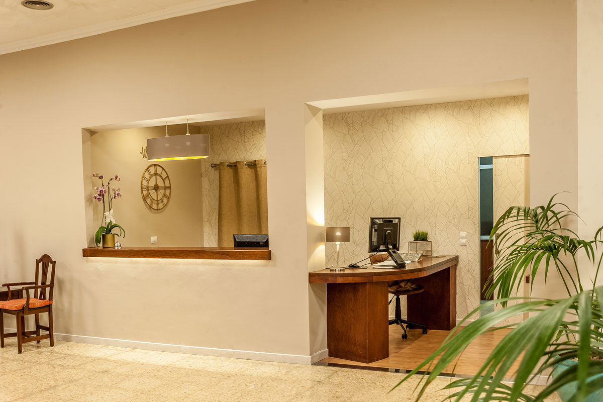 Reception dell'hotel a Santa Cruz de Tenerife con sedia e piante.