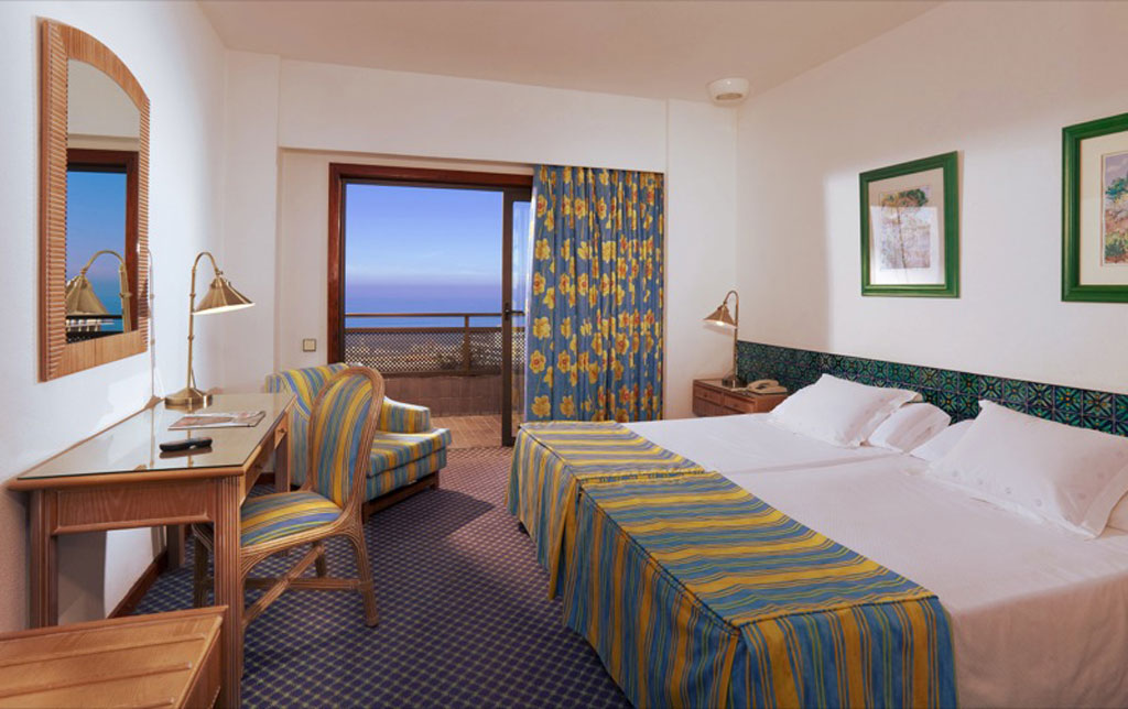 Stanza d'hotel con vista mare e arredi colorati a Tenerife.