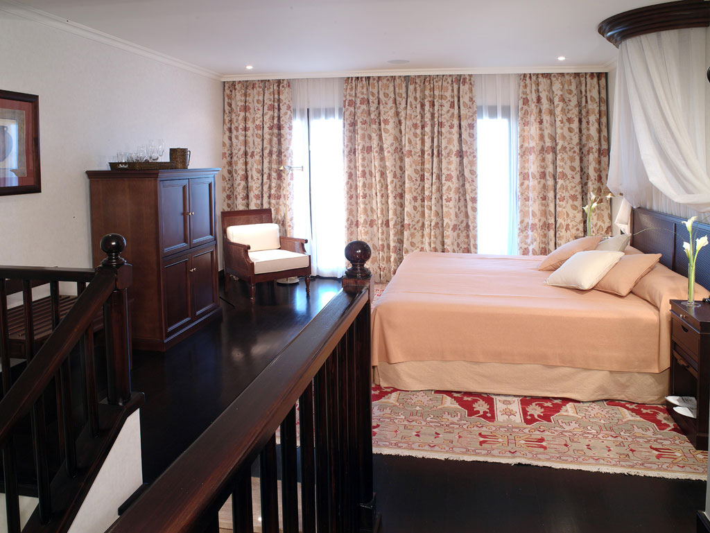 Camera da letto con letto matrimoniale, armadio in legno e divano, Puerto de la Cruz.