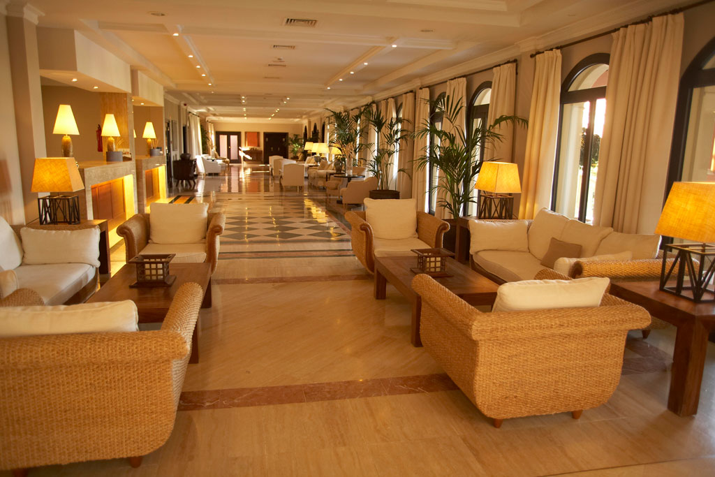 Salone dell'hotel a Tenerife con divani, lampade e piante.