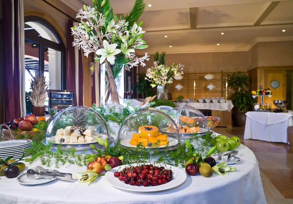 Varietà di frutta e formaggi su tavolo buffet a Santa Cruz de Tenerife.