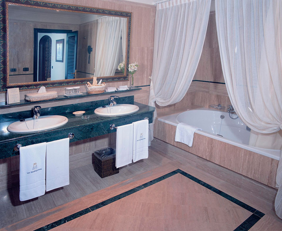 Bagno con doppio lavabo, specchio grande e vasca, Las Madrigueras, Tenerife.