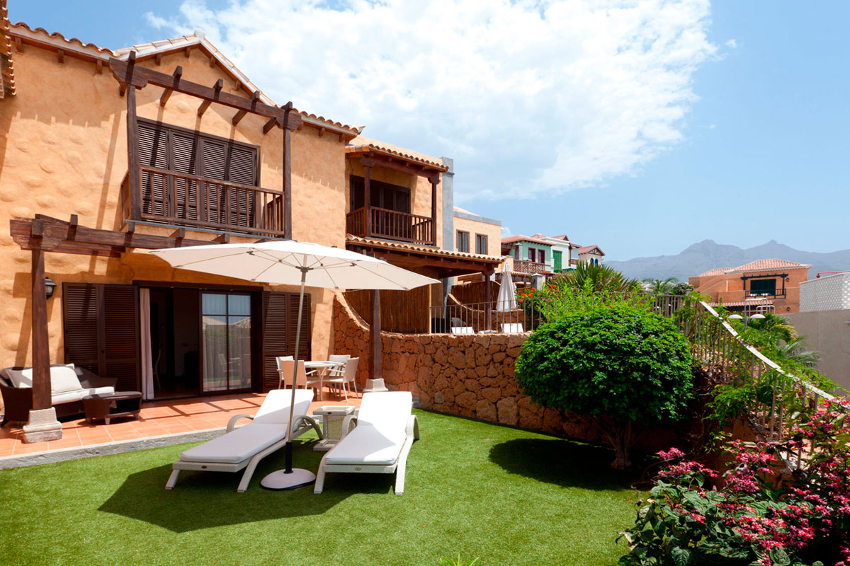 Terrazza con sdraio, ombrellone e vegetazione a Costa Adeje, Tenerife.