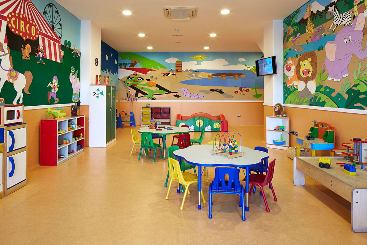 Aula colorata per bambini con decorazioni di circo e animali a Tenerife.