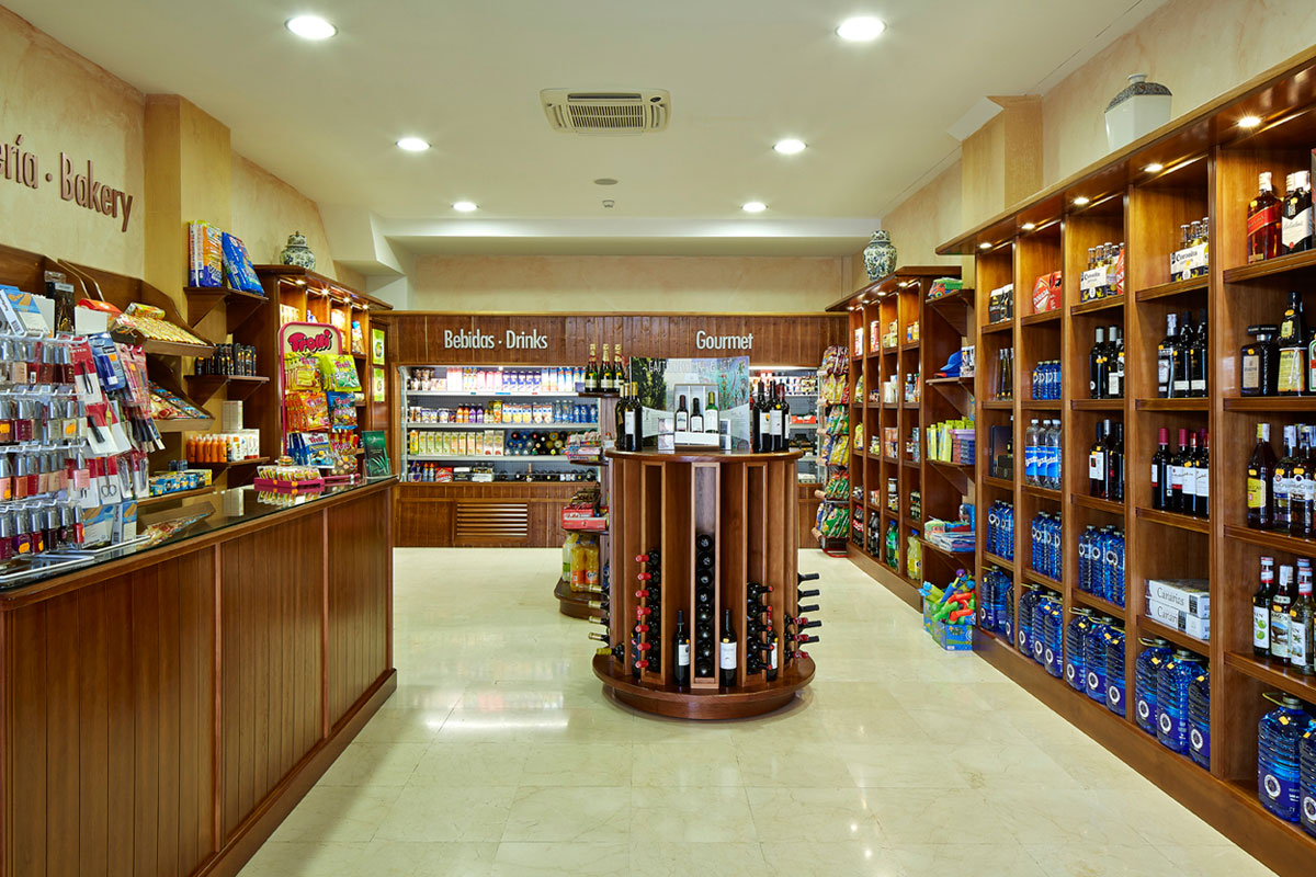 Negozio a Tenerife con scaffali di bevande, snack e prodotti gourmet.