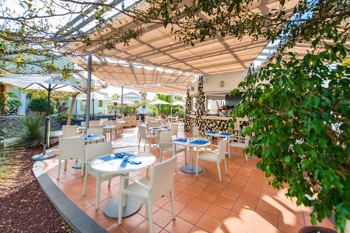 Area ristorante all'aperto con sedie e tavoli apparecchiati a Tenerife.