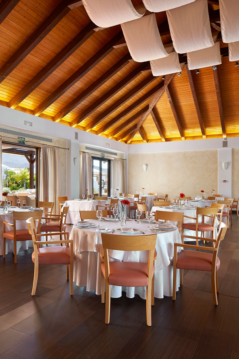 Sala da pranzo con tavoli apparecchiati in un ristorante di Tenerife.