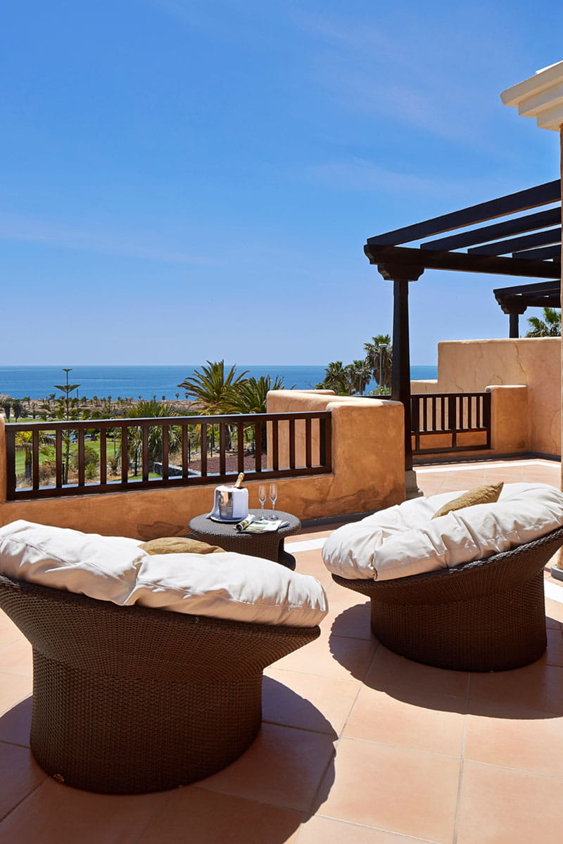Terrazza con sedie di vimini e vista mare a Tenerife.