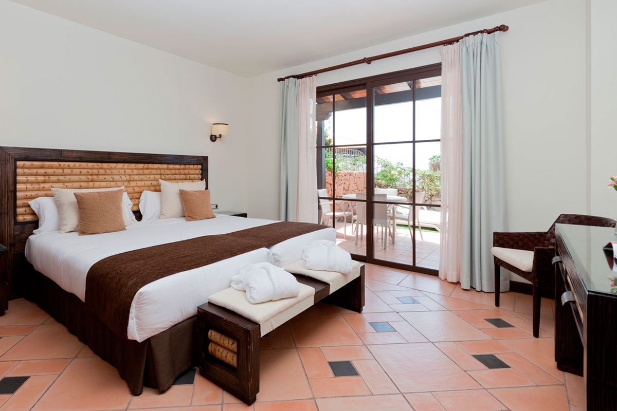 Camera da letto con letto matrimoniale e vista sul patio a Tenerife.