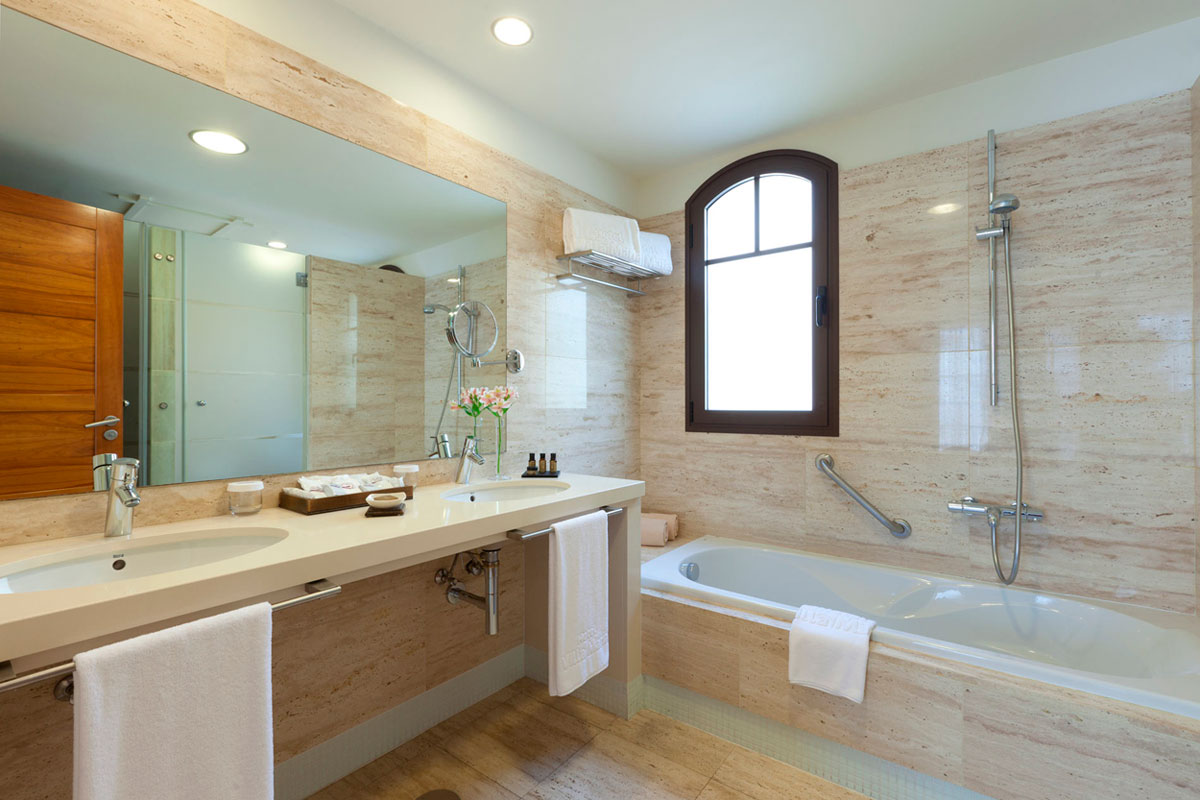 Bagno elegante con vasca e lavabo, Tenerife.