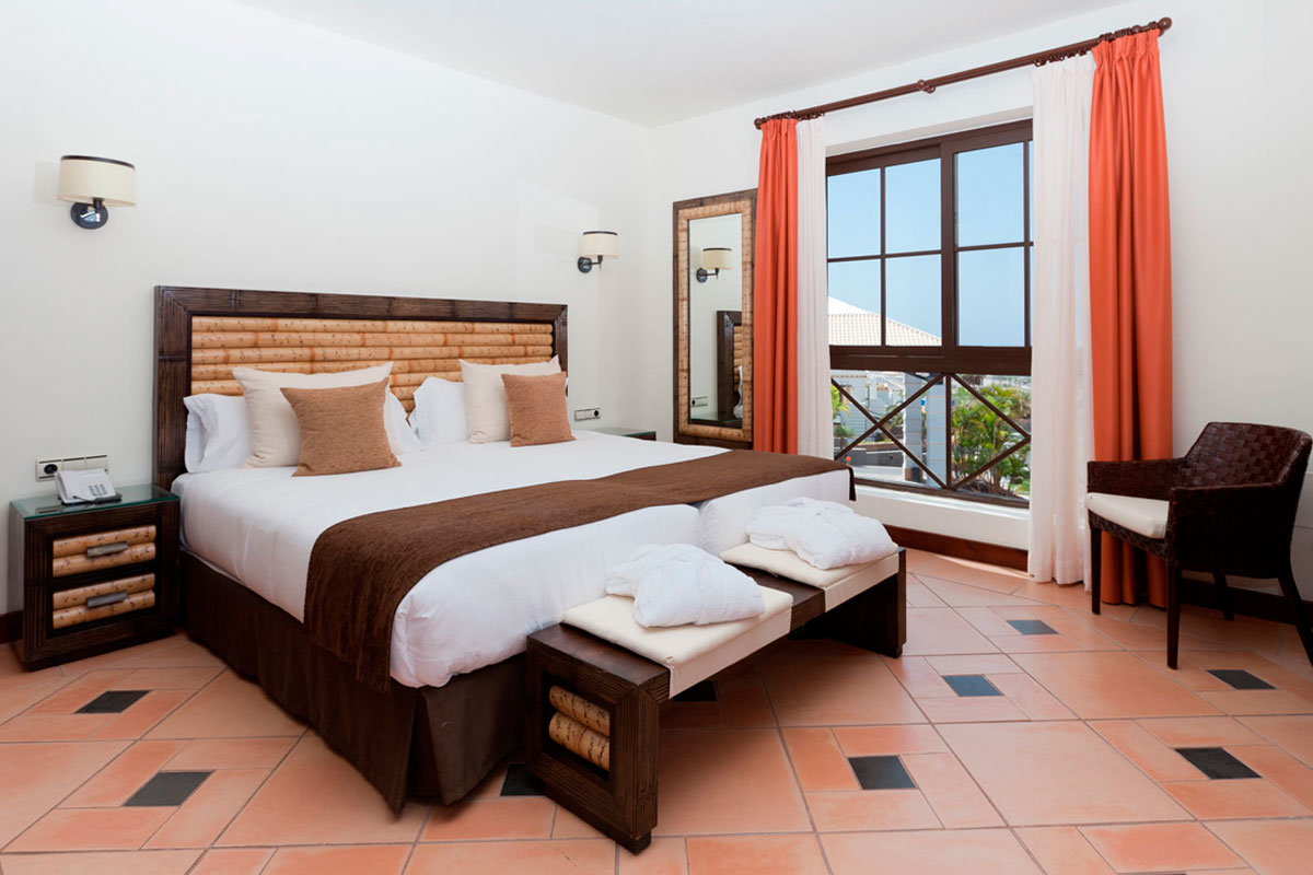 Camera con letto matrimoniale e finestra con vista a Tenerife.