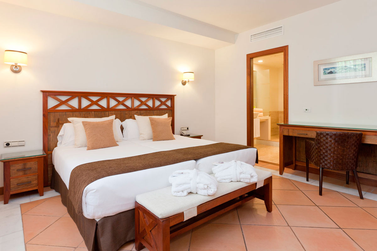 Camera d'albergo a Tenerife con letto matrimoniale e scrivania.