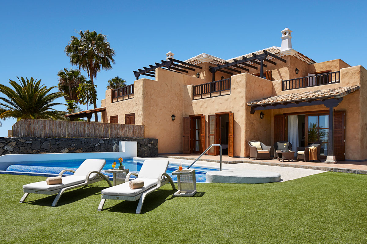Villa con piscina e sedie a sdraio a Tenerife.