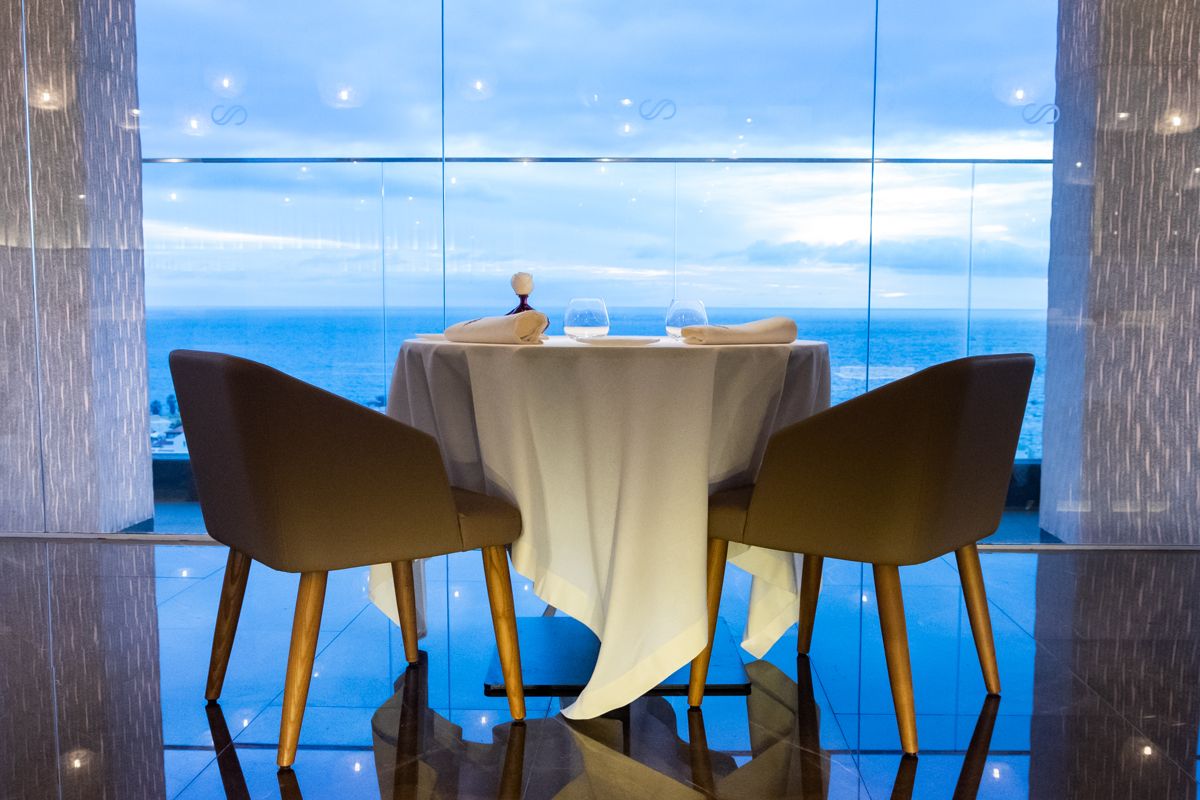 Tavolo per due persone con vista sul mare a Tenerife.