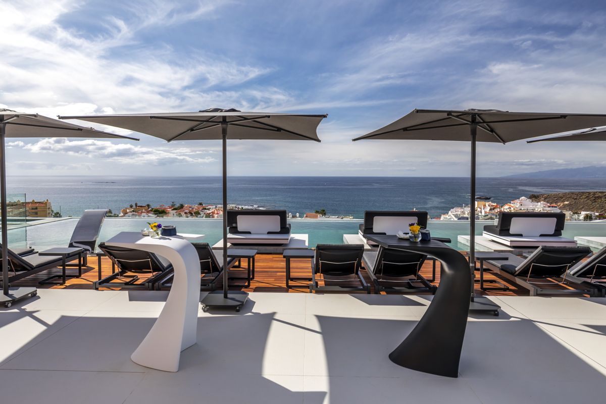 Terrazza con lettini e vista sull'oceano a Costa Adeje, Tenerife.