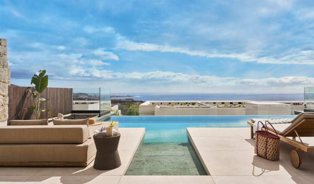 Terrazza con piscina affacciata sul mare a Tenerife.