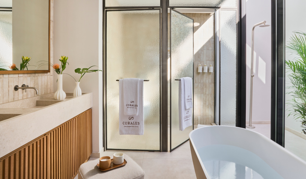 Bagno moderno con vasca, lavandino doppio e asciugamani Corales a Tenerife.